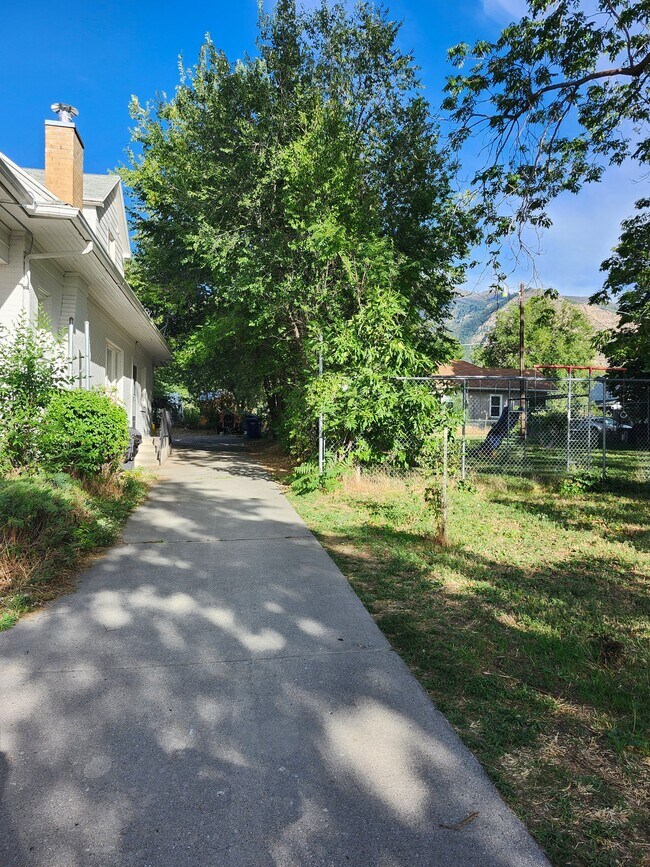 Foto del edificio - 2424 Jackson Ave