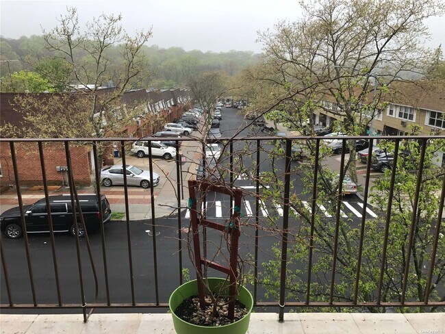 Foto del edificio - 68-01-68242 242nd St