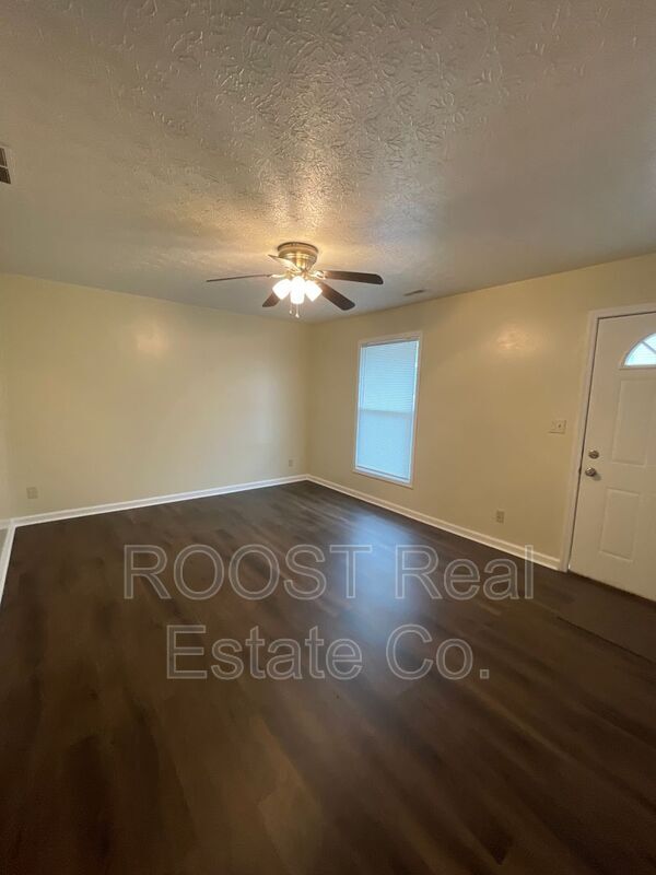 Building Photo - 641 Siebert St.