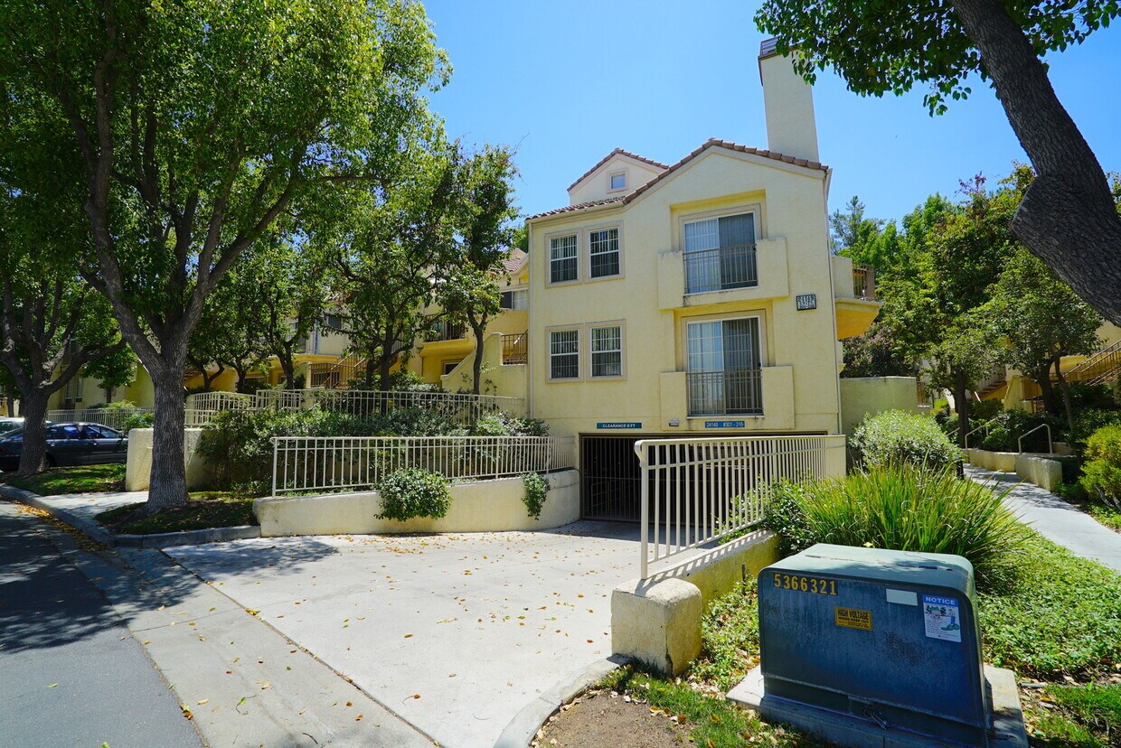 Primary Photo - Siena Villas Valencia 2-Bedroom + Loft Con...