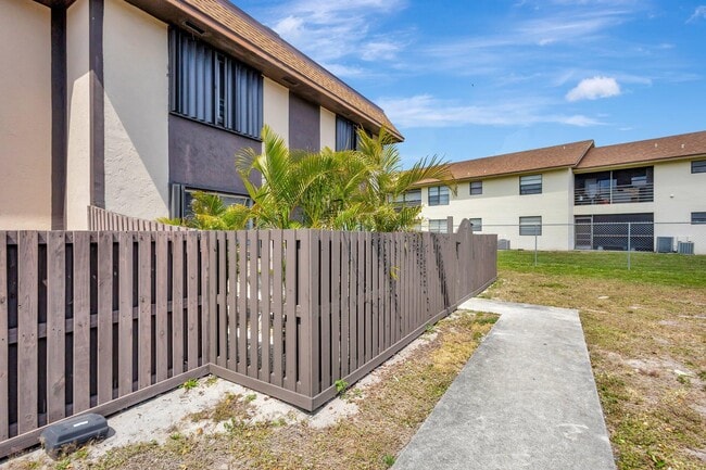 Building Photo - 2110 Sherwood Forest Blvd