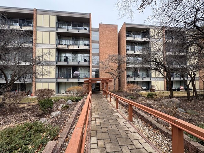 Foto del edificio - 6020 Oakwood Dr