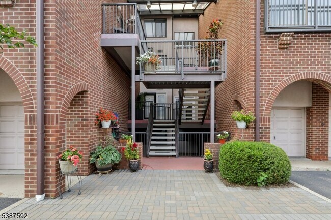 Photo - 5 Millay Ct Apartment