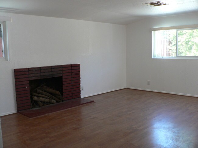 Sala de estar con chimenea - 2501 Barjud Ave