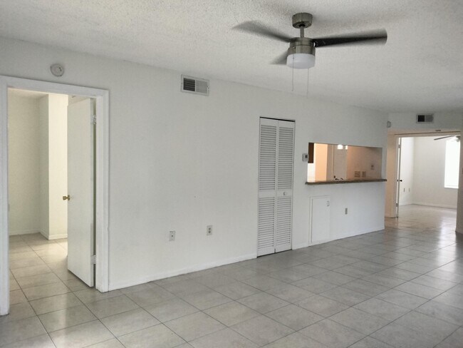 Building Photo - 17101 Glenmoor Dr
