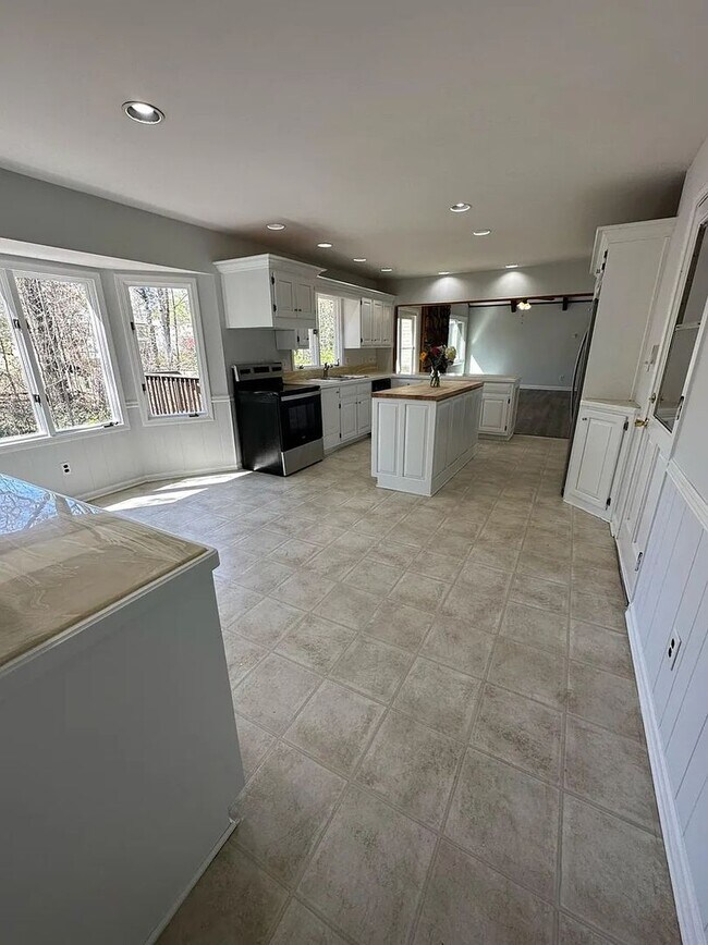 Building Photo - Rare 5BR House in Marietta!