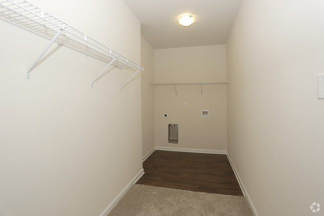 1 Bedroom Closet + Washer/Dryer Hoookup - Palisades at Howell Road