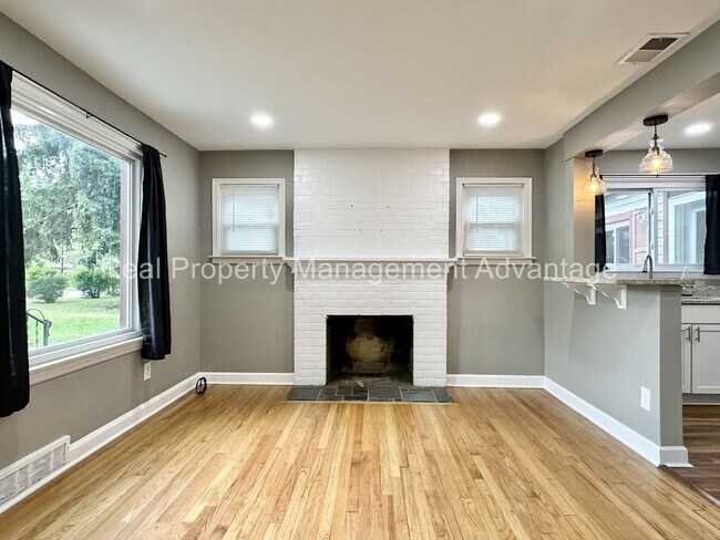Foto del edificio - Extensive Renovation with 3 Bedrooms and T...