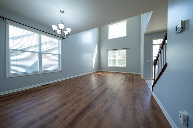 Building Photo - 4650 Yellowstone Ln N