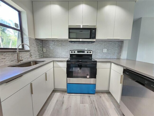 Foto del edificio - 1325 NW 11th Ct