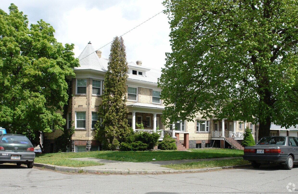 Primary Photo - 630 W Augusta Ave