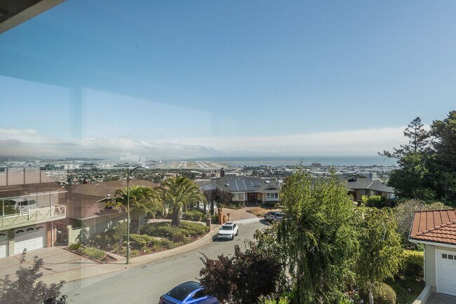 Foto del edificio - Updated 4 Bed / 2.5 Ba Home in Millbrae Mi...