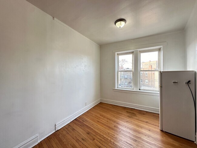 Building Photo - 2432 N Linden Pl