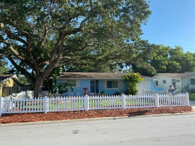 Building Photo - 649 Jacaranda St