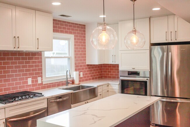 Building Photo - Beautifully renovated 3 bed 2.5 bath home ...