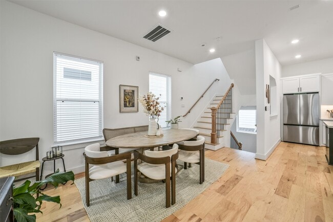 Building Photo - 718 W Donovan St