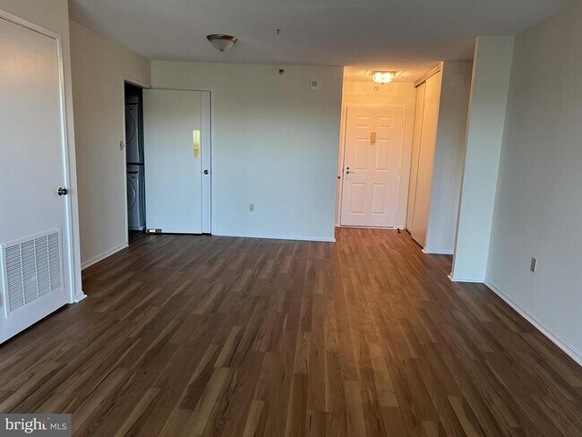 Foto del edificio - 15101 Interlachen Dr