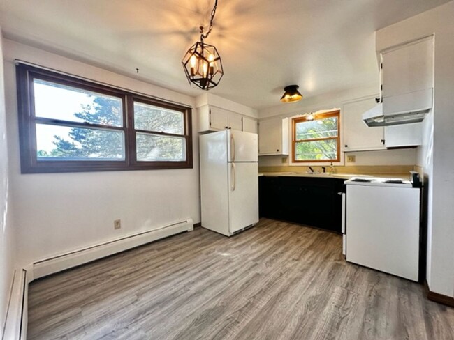 Building Photo - 2202 Sunny Lane