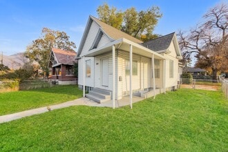 Building Photo - 203 30th St