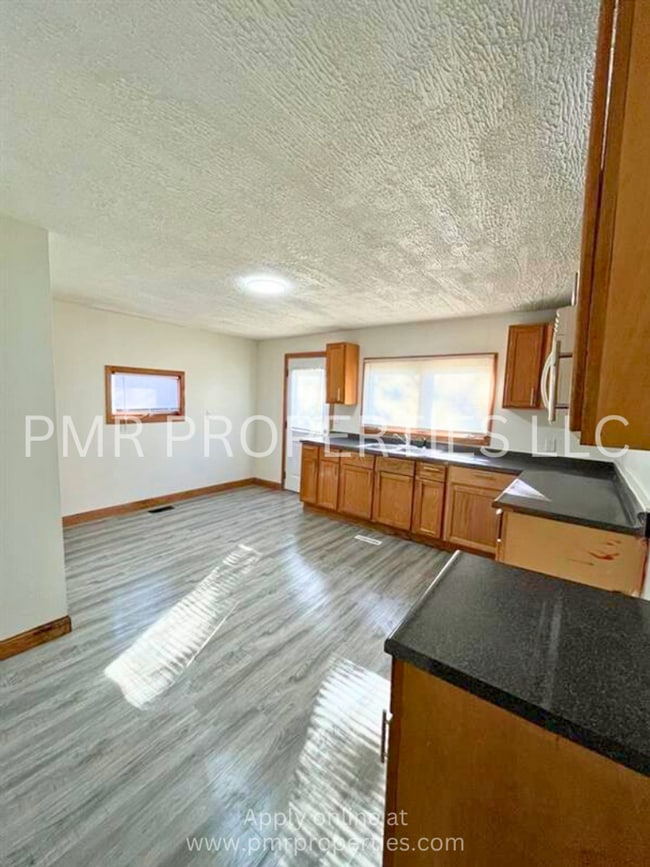 Building Photo - 3 Bedrooms / 1 Bathroom House