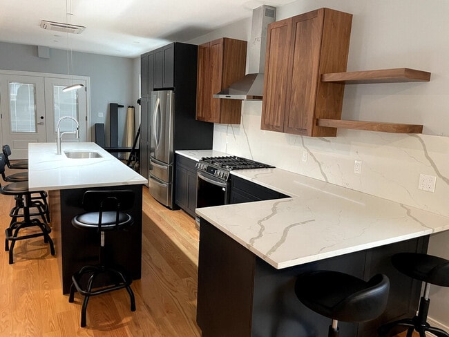 Building Photo - 10 Annapolis St