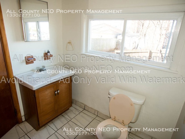 Building Photo - All Utilities Included Room