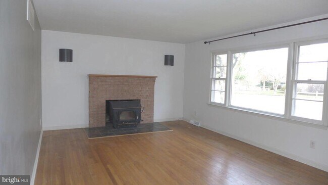 Building Photo - 93 Great Lake Dr