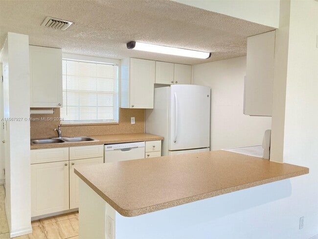 Building Photo - 6292 La Costa Dr