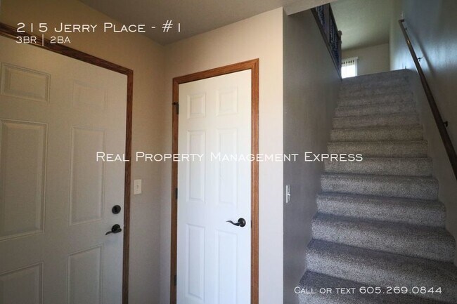 Building Photo - Spacious Townhouse in Tea!