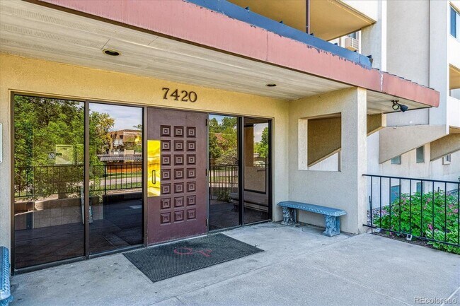 Foto del edificio - Amazing Views! Top floor condo near huge park!