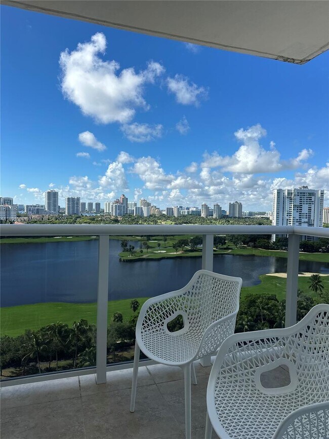 Foto del edificio - 3675 N Country Club Dr