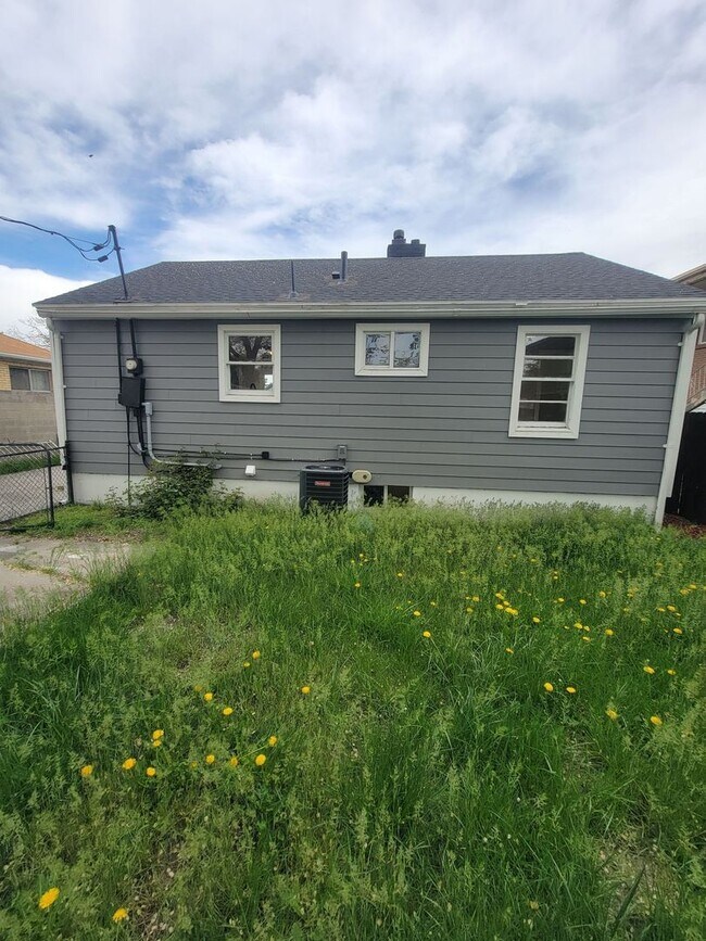 Building Photo - Cute Remodeled 4 Bedroom House for Rent in SLC!