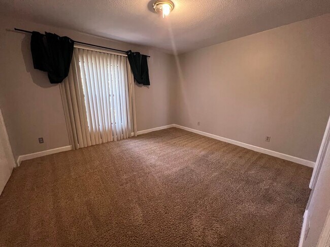 Building Photo - 2 Bedroom / 1 Full and 2 Half Bath -