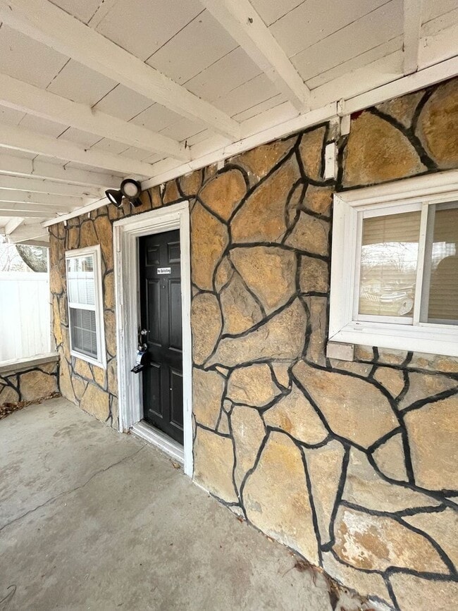 Building Photo - Adorable 1 Bedroom, 1 Bathroom in Independ...