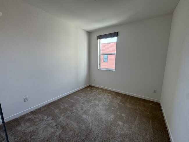 Foto del edificio - 5891 Cadence Ave