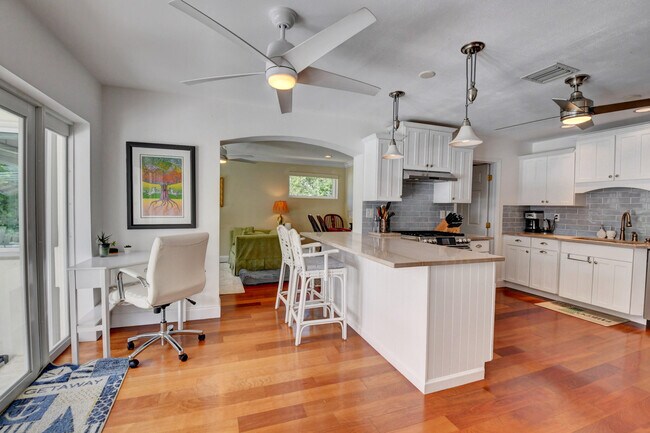 Building Photo - 222 S Seacrest Cir