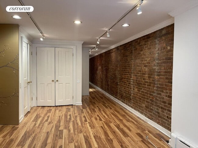Building Photo - 208 E 78th St