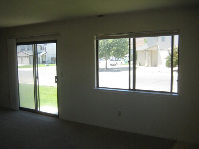 Building Photo - 340 Sweetwater Cir