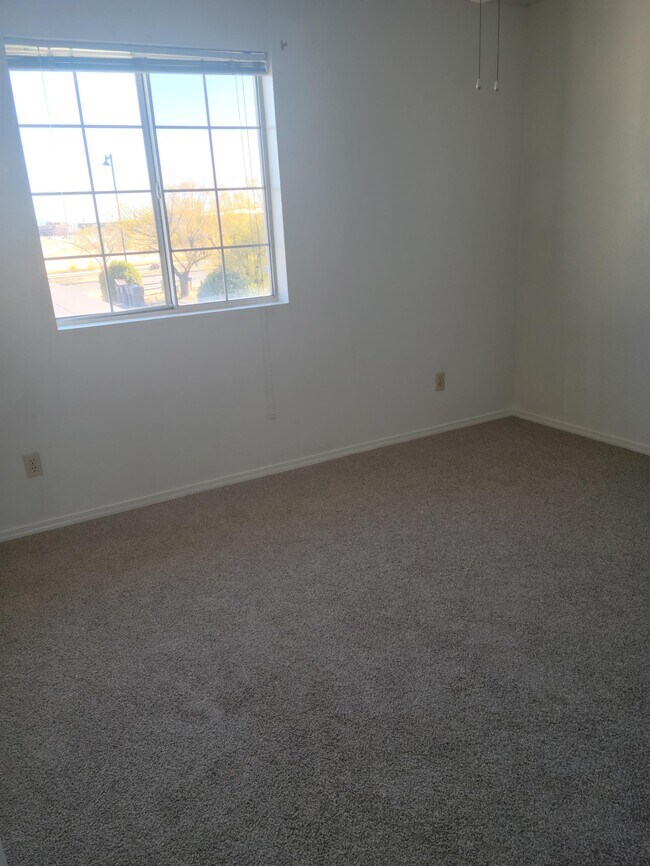 Building Photo - 3148 N Navajo Dr