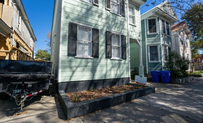 Building Photo - 3 Bedroom 3 Bath Apartment (October) Downt...