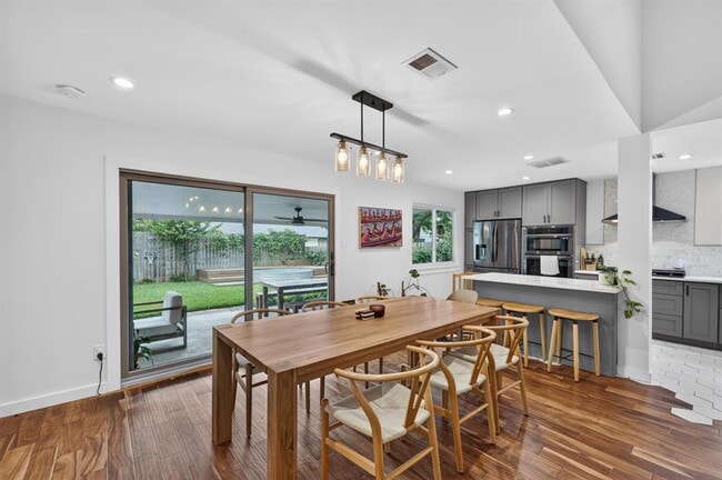 Foto del edificio - 7803 Woodcroft Dr