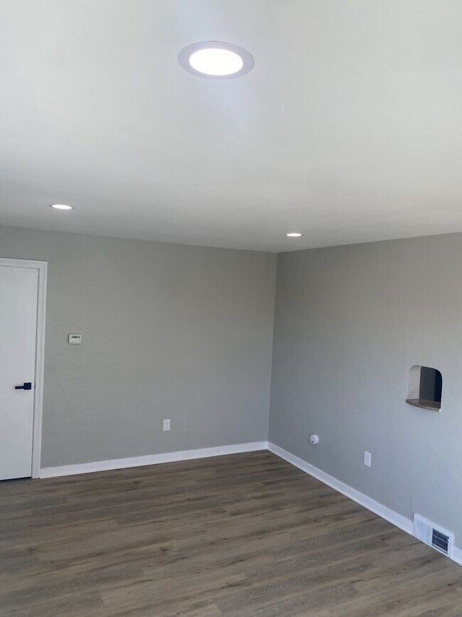 Foto del edificio - ADORABLE 2 BEDROOM / 1 BATH BRICK RANCH HOME - E McKEEPSPORT