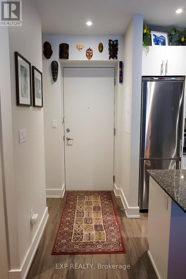 Photo du bâtiment - 100 Champagne Ave S