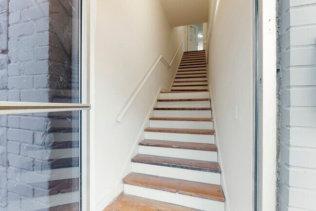 Building Photo - 2 bedroom/2 bath unit on MLK!