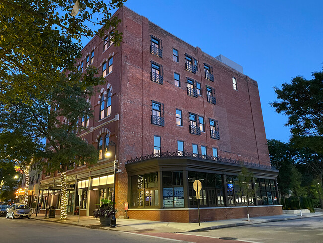 Roble rojo en 83 Hanover St. por la noche - Red Oak at 83 Hanover Street