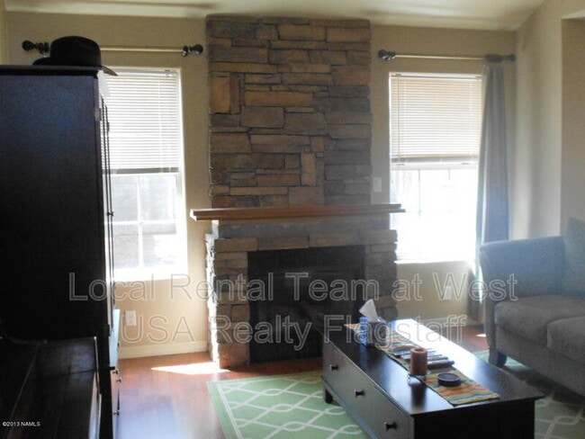 Building Photo - 4060 E Village Cir