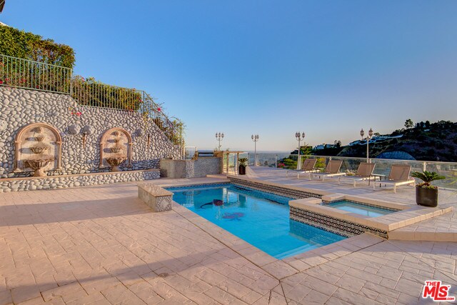 Foto del edificio - 7868 Electra Dr