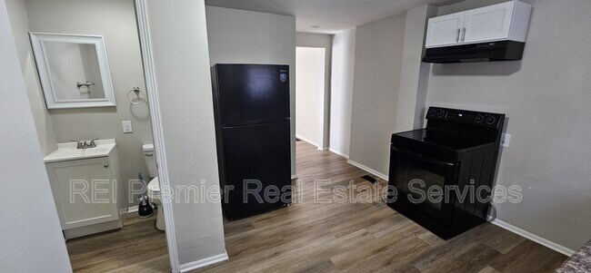 Photo - 933 N Dearborn St Apartment