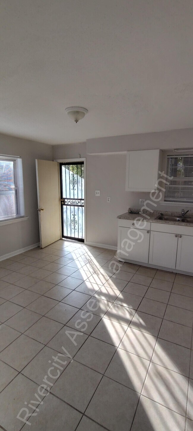 Foto del edificio - 107 Loraine Rd