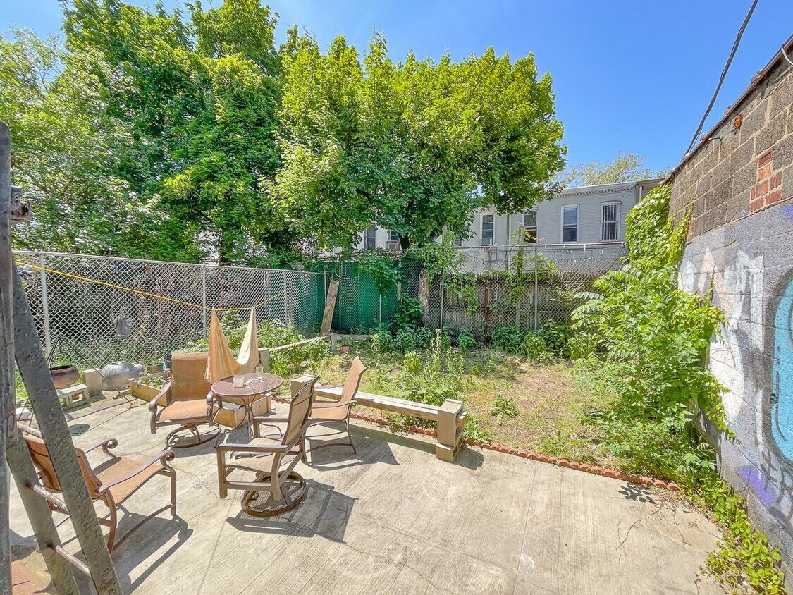 Primary Photo - 1327 Halsey St
